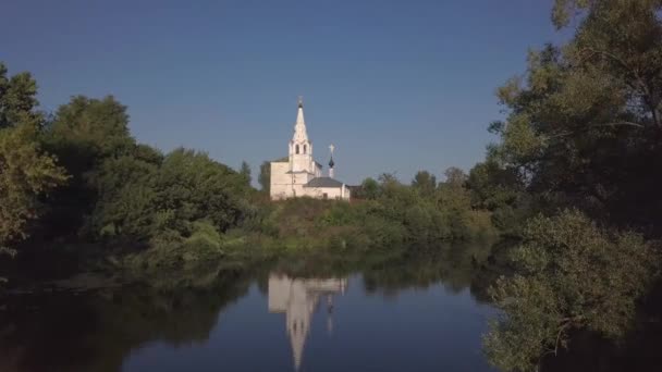 Flug über den Fluss und schöne Kirche in Susdal — Stockvideo