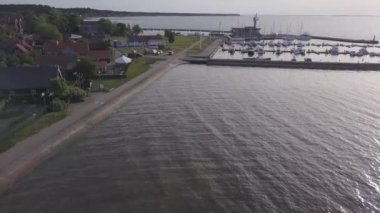 Uçuş sabahın erken saatlerinde Nida sahil üzerinde. Bir liman yatlar. Curonian Spit, Litvanya