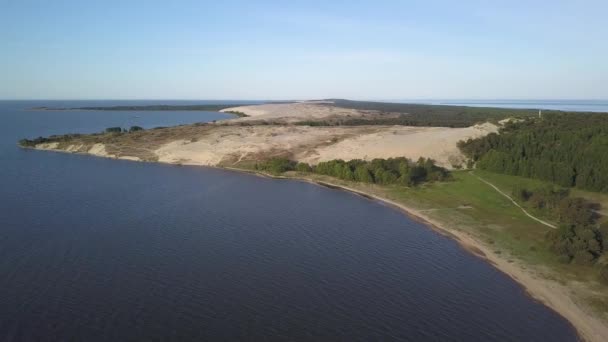 Tidig morgon flygfoto med bay och sanddyner i Kuriska näset nära Nida, Litauen. Flyg över kusten — Stockvideo