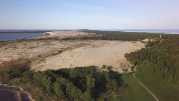 Sabah erken Parnidzio dune toplantı deniz Nida, Litvanya tükürmek Curonian içinde havadan görünümü — Stok video