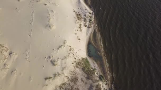 Полет над дюнами Куршской косы рядом с Нидой . — стоковое видео