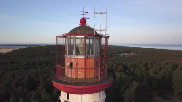 Volo intorno alla cima del faro sullo Spit Curoniano vicino a Nida, Lituania — Video Stock