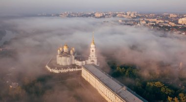 Bir inanılmaz güzel misty sabah Vladimir. Sis hava görünümünü varsayım Katedrali üzerinde. Rusya. Vladimir