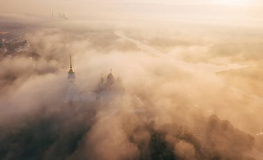 Bir inanılmaz güzel misty sabah Vladimir. Sis hava görünümünü varsayım Katedrali üzerinde. Rusya. Vladimir