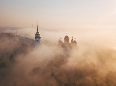 Bir inanılmaz güzel misty sabah Vladimir. Sis hava görünümünü varsayım Katedrali üzerinde. Rusya. Vladimir
