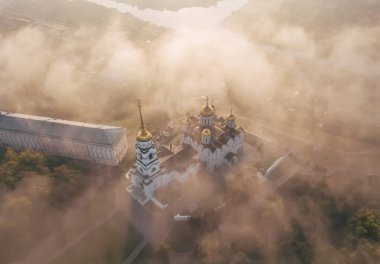 Bir inanılmaz güzel misty sabah Vladimir. Sis hava görünümünü varsayım Katedrali üzerinde. Rusya. Vladimir