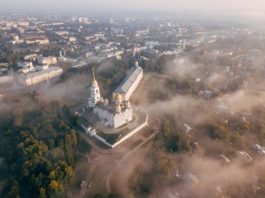 Bir inanılmaz güzel misty sabah Vladimir. Sis hava görünümünü varsayım Katedrali üzerinde. Rusya. Vladimir