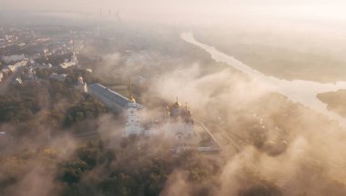 Bir inanılmaz güzel misty sabah Vladimir. Sis hava görünümünü varsayım Katedrali üzerinde. Rusya. Vladimir