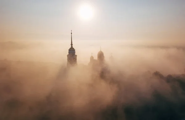 Une matinée brumeuse incroyablement belle sur Vladimir. Vue aérienne sur la cathédrale de l'Assomption dans le brouillard. La Russie. Vladimir — Photo