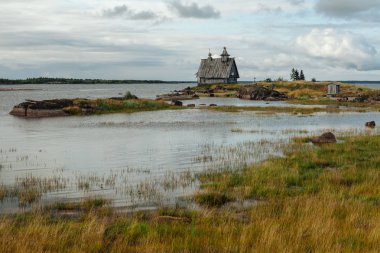 Eski Rus Ortodoks ahşap kilise de köyün Rabocheostrovsk, Karelya. Sahil şeridi üzerinde terkedilmiş kilise.
