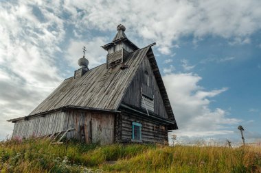 Eski Rus Ortodoks ahşap kilise de köyün Rabocheostrovsk, Karelya. Sahil şeridi üzerinde terkedilmiş kilise.
