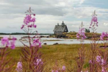 Eski Rus Ortodoks ahşap kilise de köyün Rabocheostrovsk, Karelya. Sahil şeridi üzerinde terkedilmiş kilise.