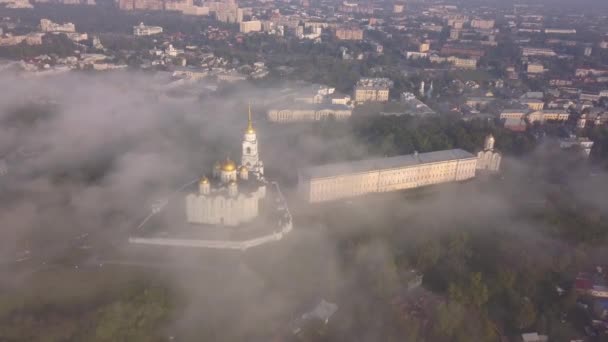 Manhã nebulosa sobre a Catedral da Assunção em Vladimir. Nuvens de nevoeiro sobrevoam a catedral. Visão dos olhos das aves . — Vídeo de Stock