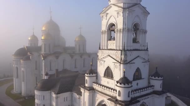 Manhã nebulosa sobre a Catedral da Assunção em Vladimir. Nuvens de nevoeiro sobrevoam a catedral. Visão dos olhos das aves . — Vídeo de Stock