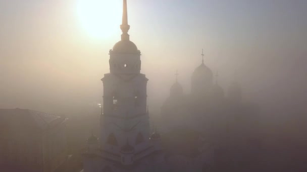Mlhavé ráno nad chrám Nanebevzetí Vladimir. Oblaka mlhy letět nad katedrálou. Letecký pohled. — Stock video