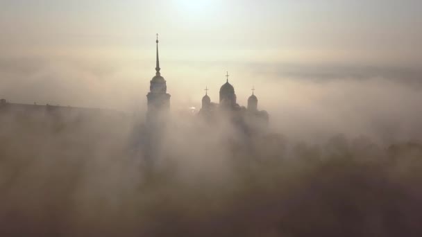 Ομίχλη το πρωί πάνω στον καθεδρικό ναό Κοίμησης στο Vladimir. Σύννεφα της ομίχλης που πετούν πάνω από τον καθεδρικό ναό. Πτηνών μάτι θέα. — Αρχείο Βίντεο
