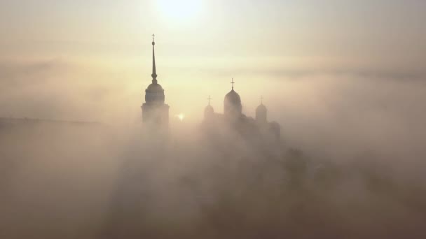 Dimmig morgon över den Assumption katedralen i Vladimir. Moln av dimma flyga över katedralen. Birds eye view. — Stockvideo