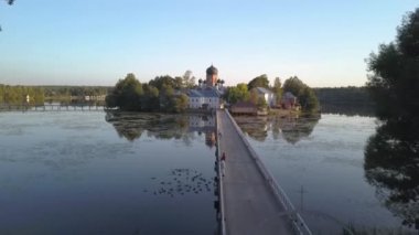 Kutsal-Vvedensky Rahibe Manastırı Vladimir Bölgesi. Adada. Havadan görünümü. Manastır köprünün üzerinde uçuş.