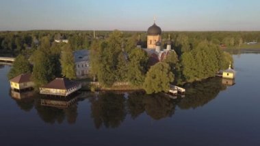 Kutsal-Vvedensky Rahibe Manastırı Vladimir Bölgesi. Adada. Havadan görünümü. Uçuş Manastırı.