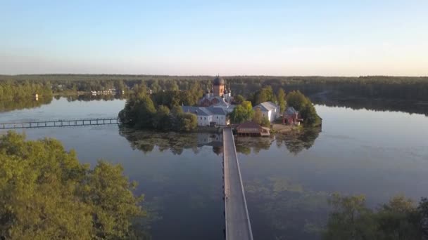 El convento Holy-Vvedensky en la región de Vladimir. En la isla. Vista aérea . — Vídeos de Stock