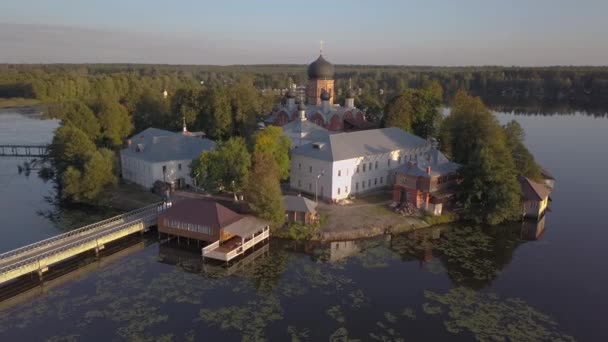 Klasztor Świętego-Wwiedienski w Rosji. Na wyspie. Widok z lotu ptaka. Lot wokół klasztoru. — Wideo stockowe