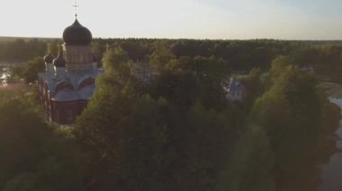 Kutsal-Vvedensky Rahibe Manastırı Vladimir Bölgesi. Adada. Havadan görünümü. Uçuş Manastırı.