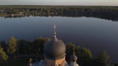 Kutsal-Vvedensky Rahibe Manastırı Vladimir Bölgesi. Adada. Havadan görünümü. Manastırın üzerinde uçuş.