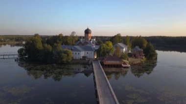 Kutsal-Vvedensky Rahibe Manastırı Vladimir Bölgesi. Adada. Havadan görünümü. Manastırın üzerinde uçuş.