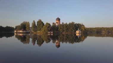 Kutsal-Vvedensky Rahibe Manastırı Vladimir Bölgesi. Adada. Havadan görünümü. Manastır uçuş su üzerinde. Gölün üzerine düşünceler.