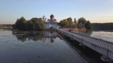 Kutsal-Vvedensky Rahibe Manastırı Vladimir Bölgesi. Adada. Havadan görünümü. Manastır uçuş Köprüsü üzerinde. Gölün üzerine düşünceler.