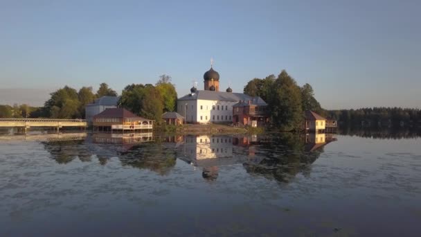 The Holy-Vvedensky nunnery in the Vladimir region. On the island. Aerial view. Flight over water to the monastery. — Stock Video