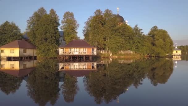 Klasztor Świętego-Wwiedienski w Rosji. Na wyspie. Widok z lotu ptaka. Lot nad wodą wokół klasztoru. Refleksje po jeziorze. — Wideo stockowe