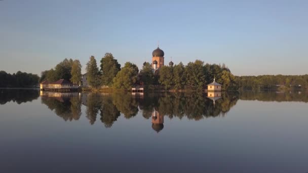 Klasztor Świętego-Wwiedienski w Rosji. Na wyspie. Widok z lotu ptaka. Lot nad wodą do klasztoru. Refleksje po jeziorze. — Wideo stockowe