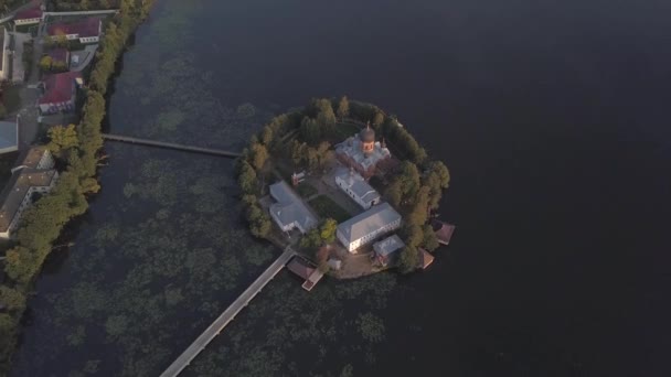 Det Helige-Vvedensky nunneklostret i regionen Vladimir. På ön. Flygfoto. Flyg runt kloster. — Stockvideo