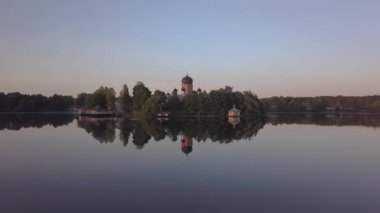Kutsal-Vvedensky Rahibe Manastırı Vladimir Bölgesi. Adada. Havadan görünümü. Manastır uçuş su üzerinde. Gölün üzerine düşünceler.