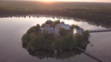 Kutsal-Vvedensky Rahibe Manastırı Vladimir Bölgesi. Adada. Havadan görünümü. Uçuş Manastırı.