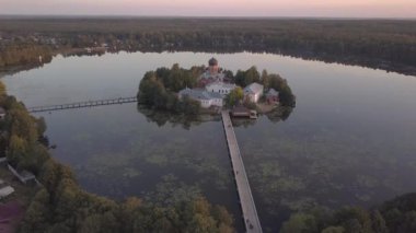 Kutsal-Vvedensky Rahibe Manastırı Vladimir Bölgesi. Adada. Havadan görünümü. Manastırın üzerinde uçuş.