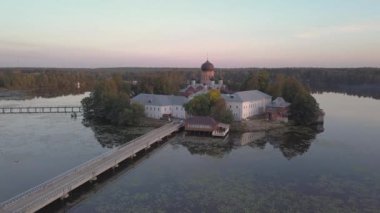 Kutsal-Vvedensky Rahibe Manastırı Vladimir Bölgesi. Adada. Havadan görünümü. Uçuş Manastırı.