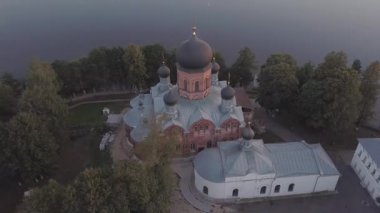 Kutsal-Vvedensky Rahibe Manastırı Vladimir Bölgesi. Adada. Havadan görünümü.