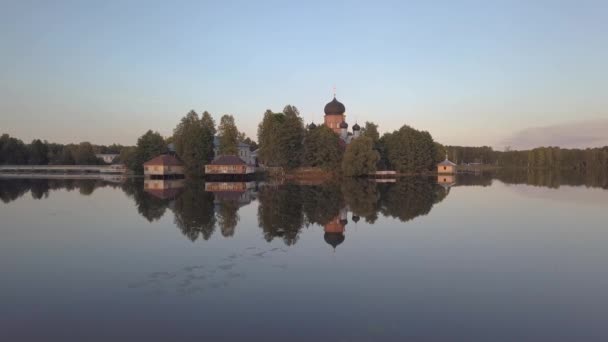 El convento Holy-Vvedensky en la región de Vladimir. En la isla. Vista aérea. Vuelo sobre el agua al monasterio. Reflexiones sobre el lago . — Vídeo de stock