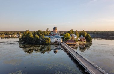 Kutsal-Vvedensky Rahibe Manastırı Vladimir Bölgesi. Adada. Havadan görünümü.