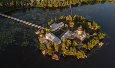 Kutsal-Vvedensky Rahibe Manastırı Vladimir Bölgesi. Adada. Havadan görünümü.