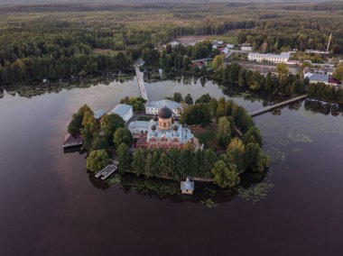 Kutsal-Vvedensky Rahibe Manastırı Vladimir Bölgesi. Adada. Havadan görünümü.