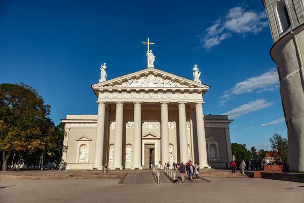 Catedral de San Estanislao en la Plaza de la Catedral en la parte histórica de la ciudad vieja de Vilna. Lituania — Foto de Stock