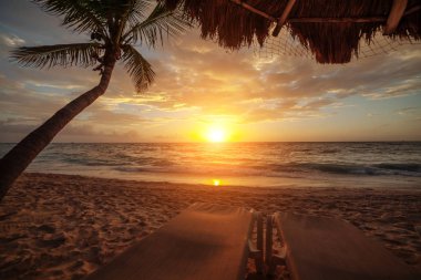 Cancun okyanusta üzerinde gündoğumu. Meksika