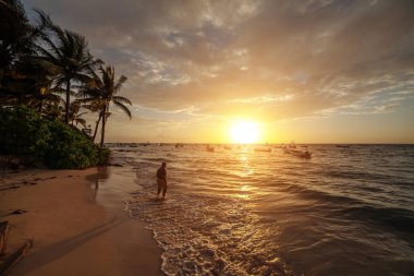 Cancun okyanusta üzerinde gündoğumu. Meksika