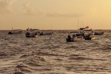 Gündoğumu Karayip kıyılarında, balıkçı tekneleri drift. Meksika