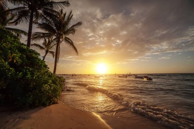 Cancun okyanusta üzerinde gündoğumu. Meksika