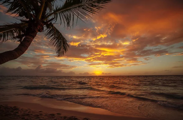พระอาทิตย์ขึ้นเหนือมหาสมุทรในแคนคูน เม็กซิโก — ภาพถ่ายสต็อก