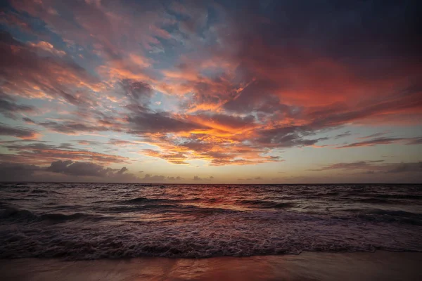 Salida del sol sobre el océano en Cancún. México. — Foto de Stock
